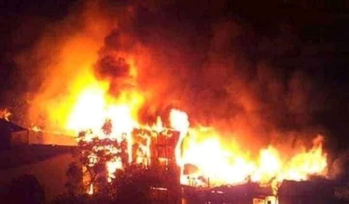 বাংলাদেশের বাগেরহাটের এক হিন্দু বাড়িতে আগুন  image 5