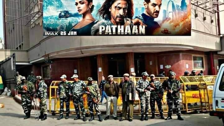 ફિલ્મ પઠાણના વિરોધના સંદર્ભમાં સિનેમા હોલની બહાર આર્મી જવાનો ગોઠવાઈ ગયા હોવાના દાવા સાથે ભ્રામક તસ્વીર વાયરલ