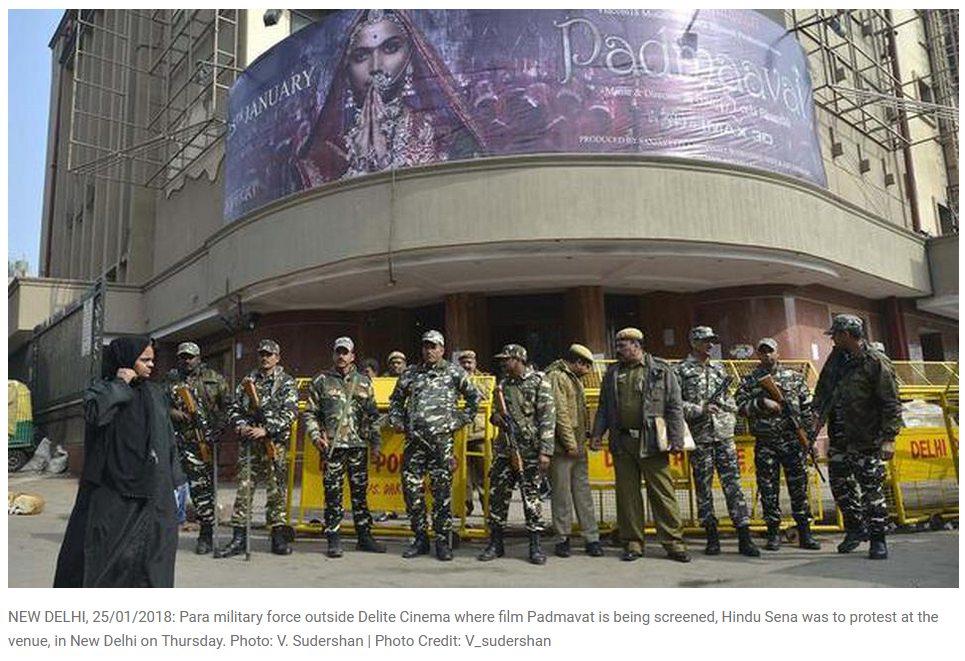 ફિલ્મ પઠાણના વિરોધના સંદર્ભમાં સિનેમા હોલની બહાર આર્મી જવાનો ગોઠવાઈ ગયા હોવાના દાવા સાથે ભ્રામક તસ્વીર વાયરલ