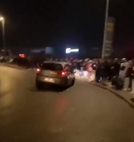 फ्रान्समधील दंगलीच्या पार्श्वभूमीवर, जुने आणि संबंध नसलेले व्हिडिओ सोशल मीडियावर व्हायरल