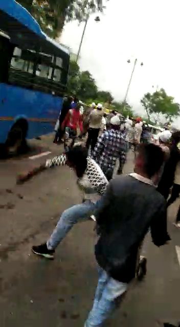 Fact Check: कर्नाटकात घराजवळ न थांबवल्याने मुस्लिम जमावाने बस फोडली, काय आहे सत्य?