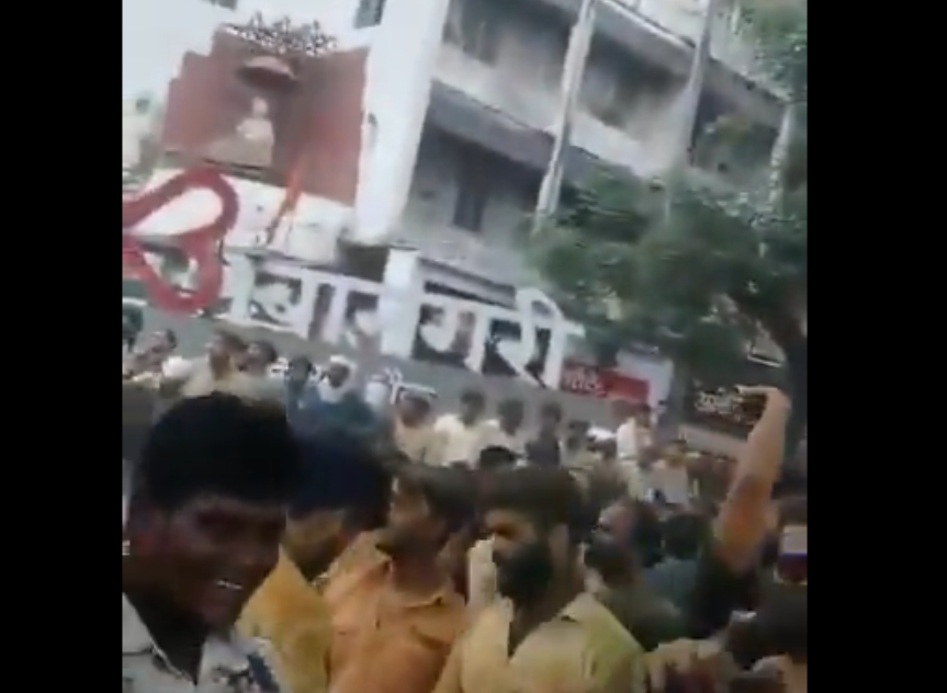 Fact Check: अश्लील हावभाव आणि घोषणाबाजी करणाऱ्या व्यक्तींचा हा व्हिडिओ पश्चिमी उत्तर प्रदेशातील नसून महाराष्ट्रातील अमरावतीचा