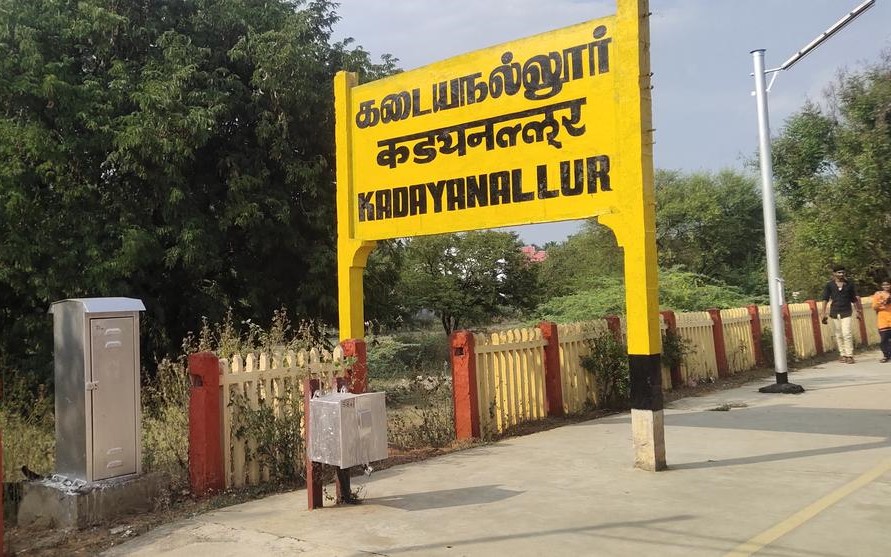 இந்திக்கு பதிலாக ஆங்கிலப் பெயர் அழிக்கப்பட்டதாக பரவும் படம். 