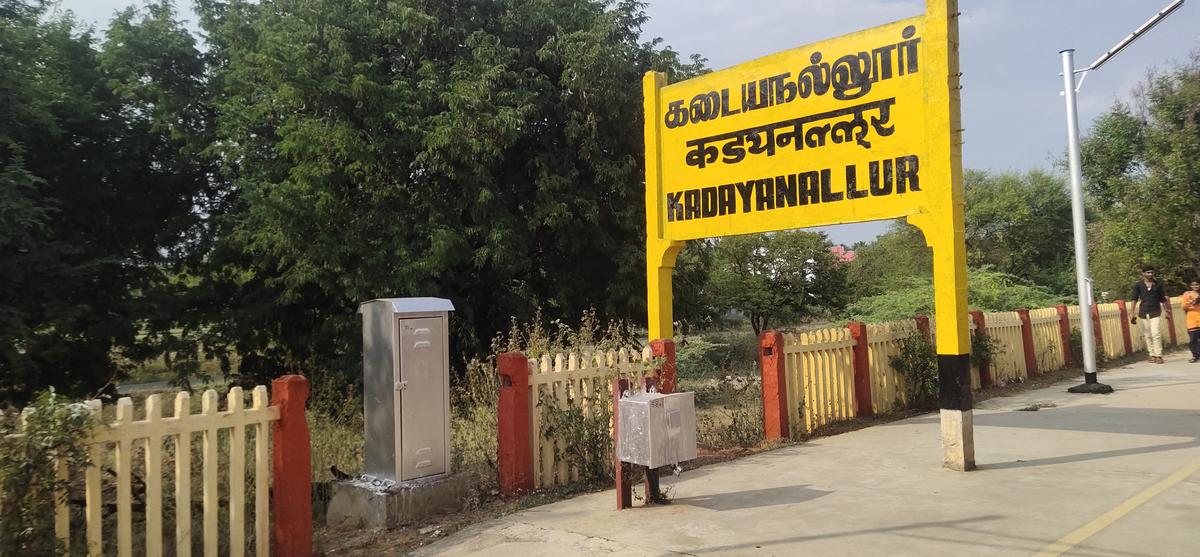 இந்திக்கு பதிலாக ஆங்கிலப் பெயர் அழிக்கப்பட்டதாக பரவும் படம். 