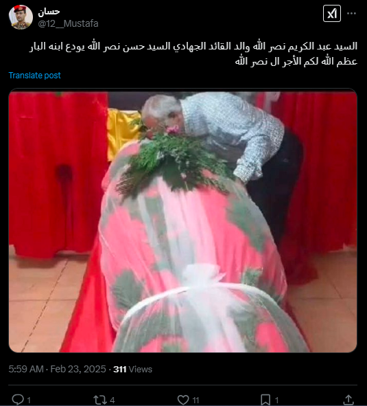 حزب اللہ کے رہنما حسن نصراللہ کے والد ان کی میت کو بوسہ دے رہے ہیں۔