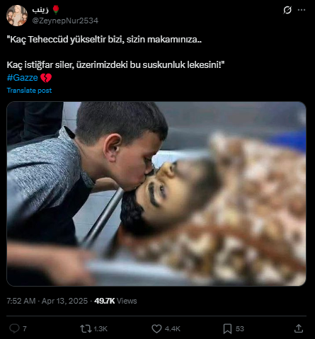 یہ تصویر پہلگام میں  سیاحوں کی جان بچانے کےلئے دہشت گرد سے بندوق چھیننے والا عاد ل کے لاش کی ہے 
