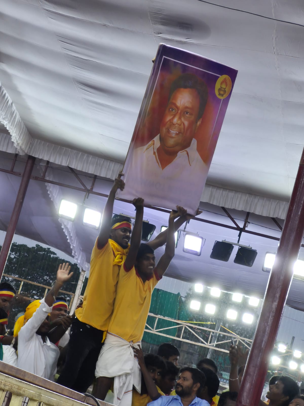 பாமக தொண்டர்கள் ராமதாஸ் படத்துடன் ‘If you are Bad; I am your Dad’ என்கிற வாசகம் அடங்கிய பதாகையை வைத்திருந்தனர். 