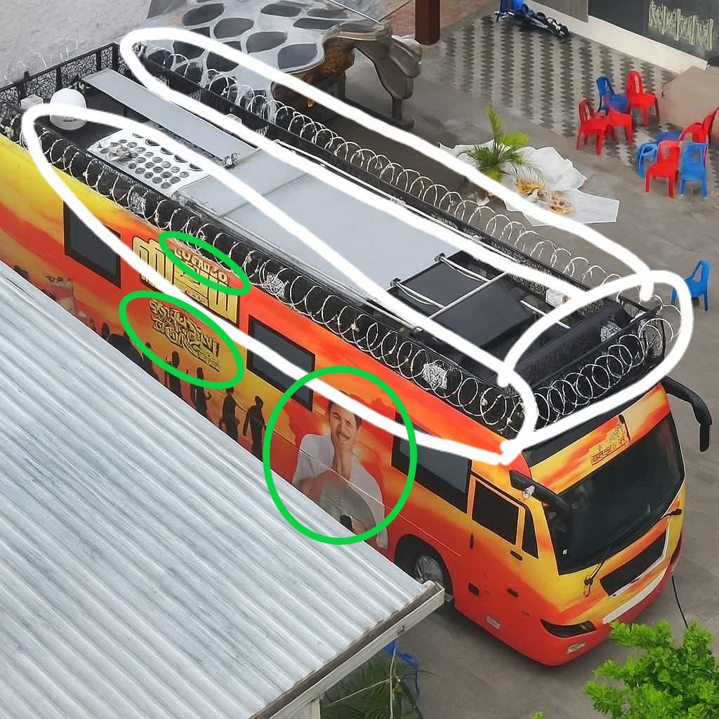 விஜய் பிரச்சார வாகனத்தில் கம்பி வேலி அமைக்கப்பட்டுள்ளதாக பரவும் படம்.