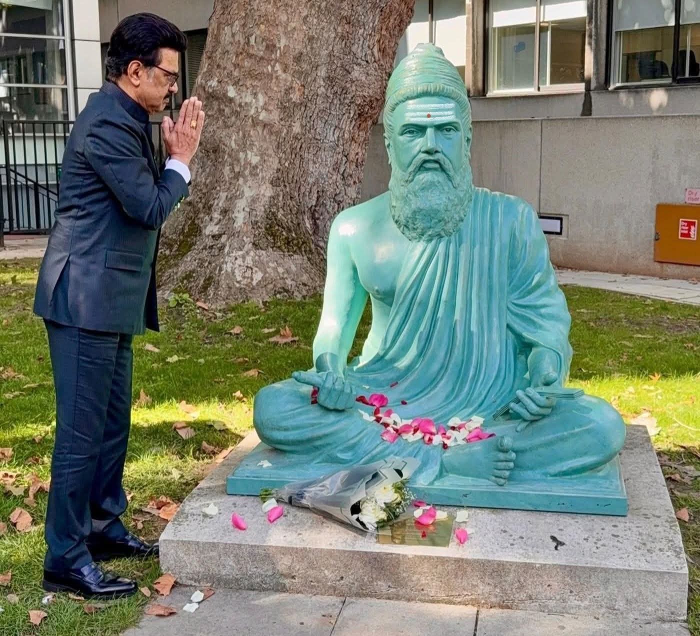 முதலமைச்சர் ஸ்டாலின் வணங்கிய திருவள்ளுவர் சிலை விபூதி அணிந்திருந்தது.