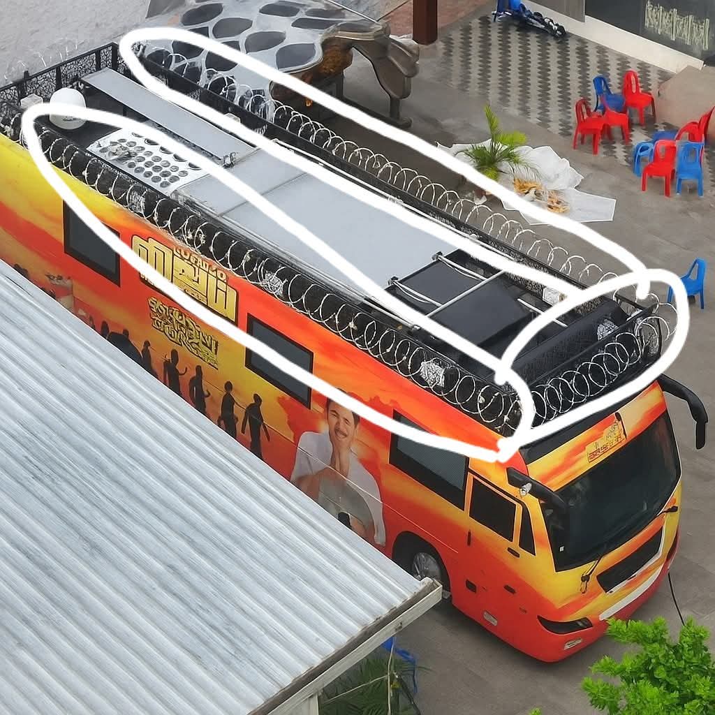 விஜய் பிரச்சார வாகனத்தில் கம்பி வேலி அமைக்கப்பட்டுள்ளதாக பரவும் படம்.