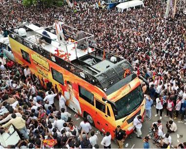 விஜய் பிரச்சார வாகனத்தில் கம்பி வேலி அமைக்கப்பட்டுள்ளதாக பரவும் படம்.