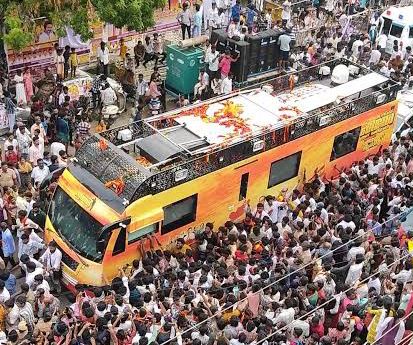 விஜய் பிரச்சார வாகனத்தில் கம்பி வேலி அமைக்கப்பட்டுள்ளதாக பரவும் படம்.