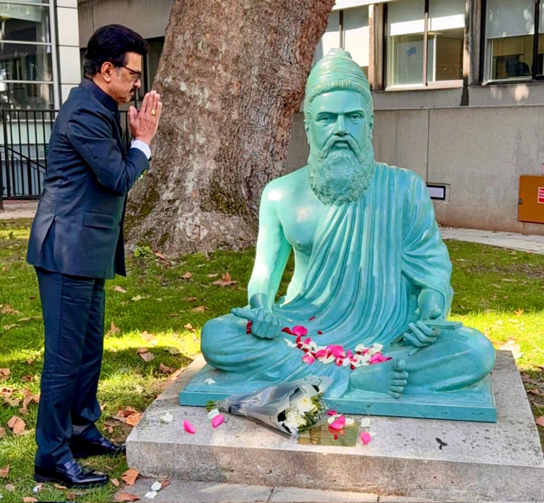 முதலமைச்சர் ஸ்டாலின் வணங்கிய திருவள்ளுவர் சிலை விபூதி அணிந்திருந்தது.