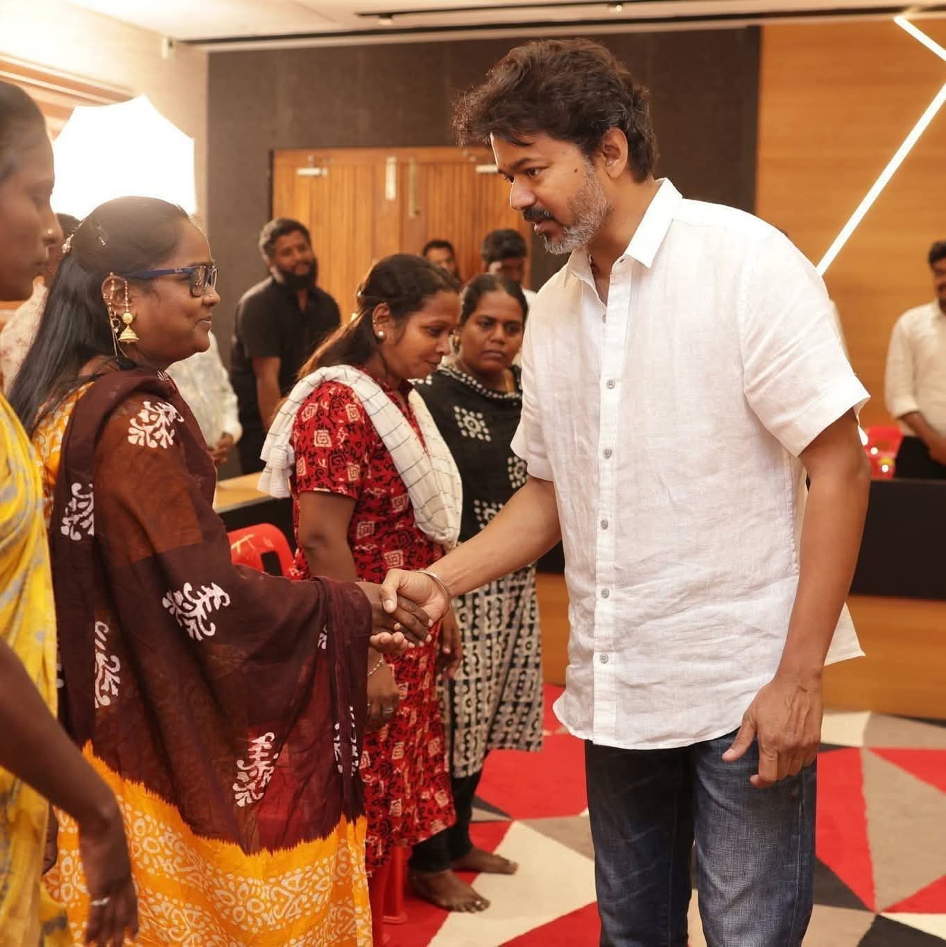 கரூர் நெரிசலில் உயிரிழந்தவர்களின் குடும்பத்தாரை விஜய் சந்தித்ததாக பரவும் படங்கள்.