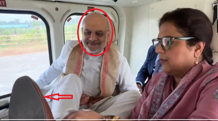 அமித் ஷாவின் காலணிகளை ஊடகவியலாளர் நவிகா குமார் துடைத்ததாக பரவும் வீடியோ.