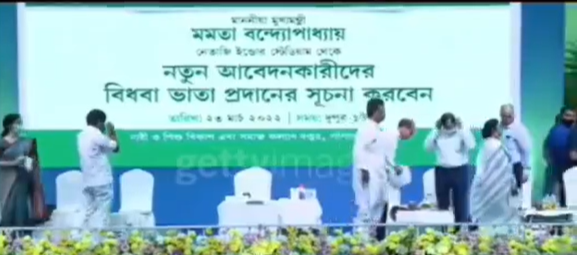 ರಾಷ್ಟ್ರಗೀತೆಗೆ ಮಮತಾ ಬ್ಯಾನರ್ಜಿ ಅಗೌರವ? ವೈರಲ್ ವೀಡಿಯೋ ನಿಜವೇ?