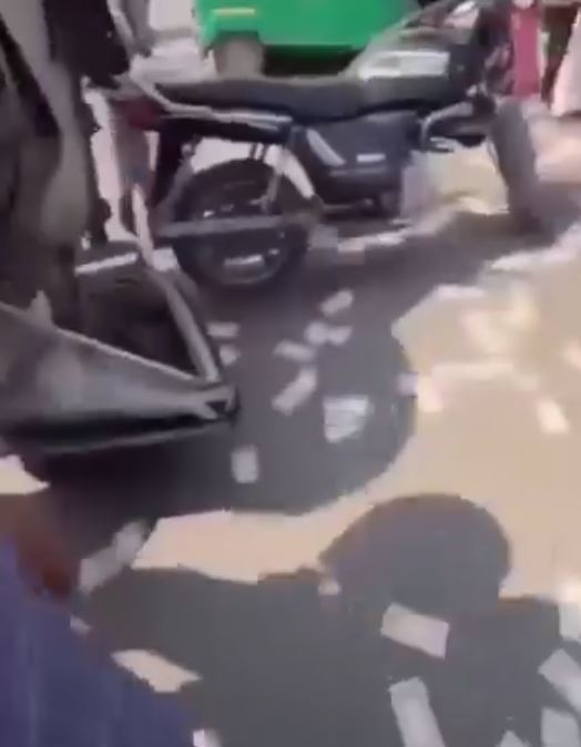 ಉತ್ತರ ಪ್ರದೇಶದಲ್ಲಿ ನಗದು ತುಂಬಿದ್ದ ಲಾರಿ ಪಲ್ಟಿಯಾಗಿ ನೋಟುಗಳನ್ನು ಜನರು ಲೂಟಿ ಮಾಡಿದ್ದಾರೆಯೇ?