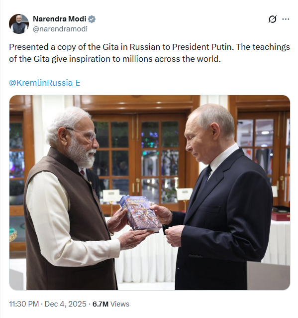 விமானத்தில் பகவத் கீதை படித்த புதின்.