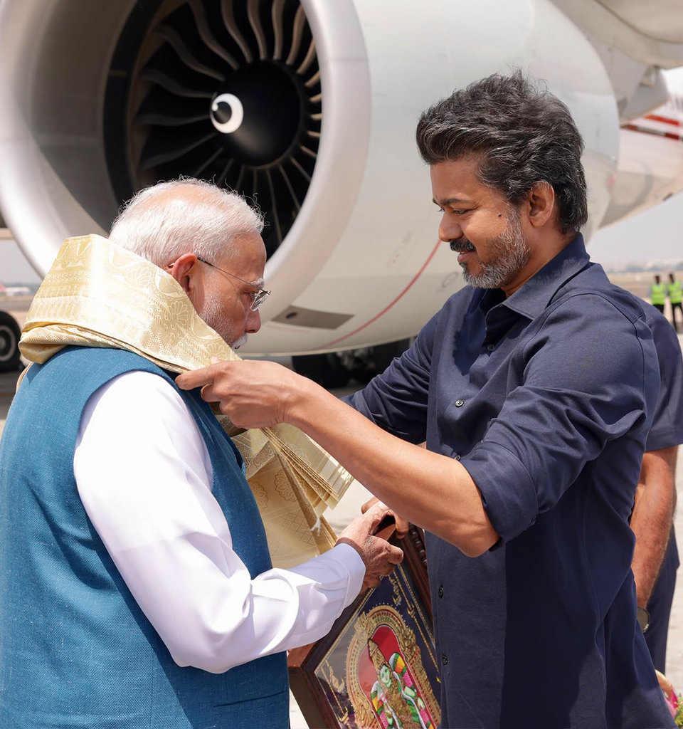 மோடியை விமான நிலையத்தில் கருநீல நிறச் சட்டை அணிந்து வரவேற்கும் முதலமைச்சர் விஜய்.